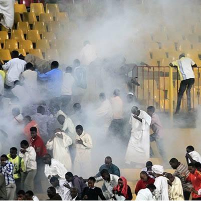 جماهير المريخ السوداني تقتحم الملعب منتديات مدينة سنجة