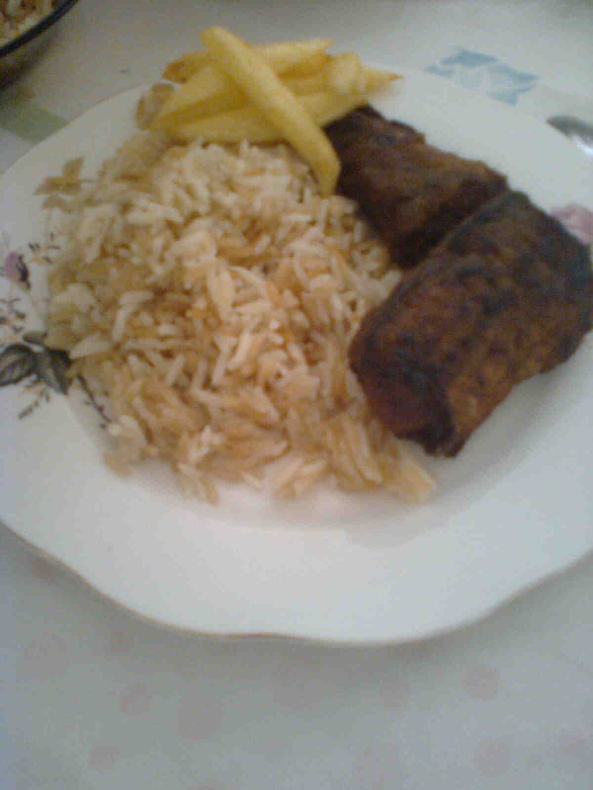سمك مقلي وأرز محمر