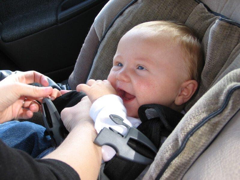 كيف تحافظ على سلامة طفلك اثناء قيادة السيارة؟ 173932699.jpg